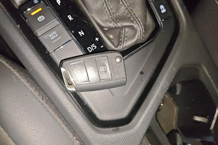 Used Volkswagen Tiguan L 2017 330TSI Automatic Two-Wheel Drive Luxury Edition Vehicle Key