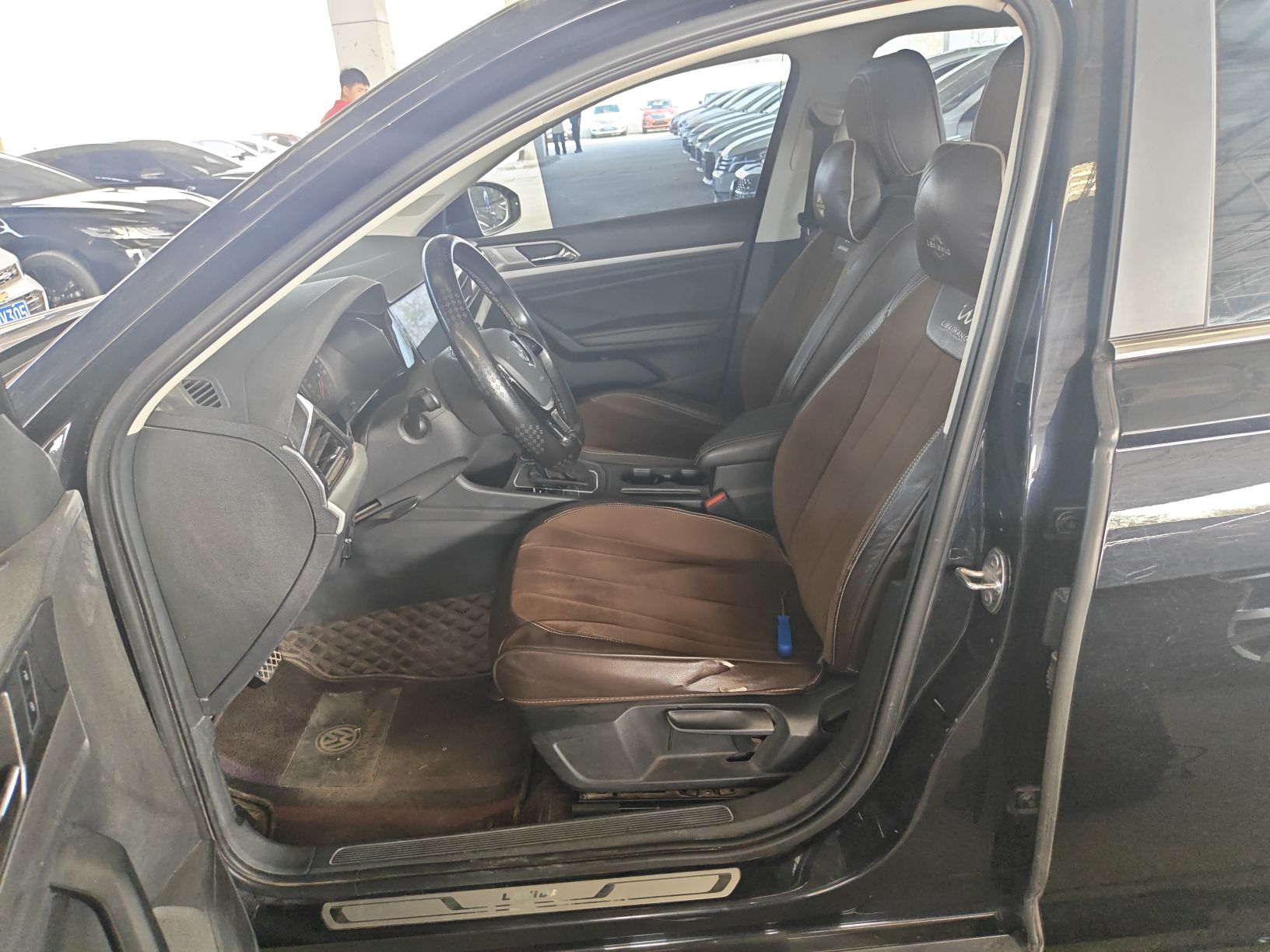 Переднее сиденье в автомобиле