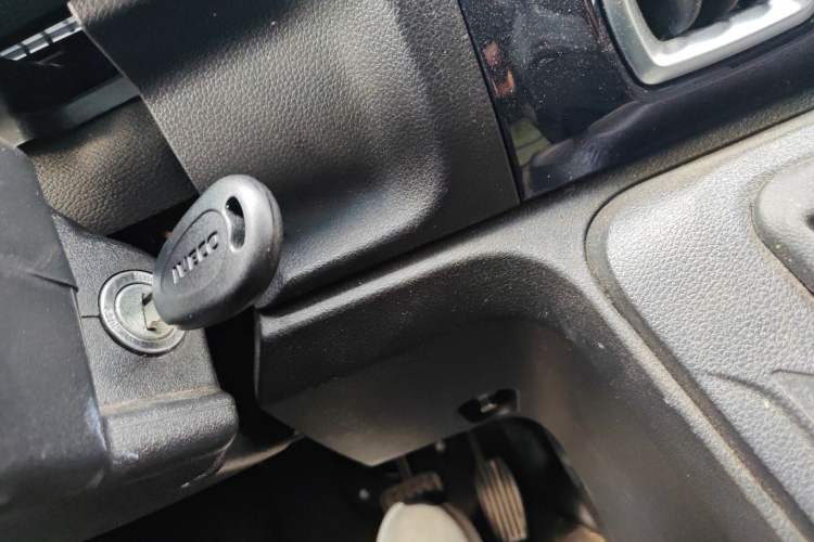 Used Iveco Daily 2023 2.5T A37M1 Multi-Purpose Passenger Vehicle Long Wheelbase Mid-Roof Design Dual Side Sliding Doors Automatic Transmission
