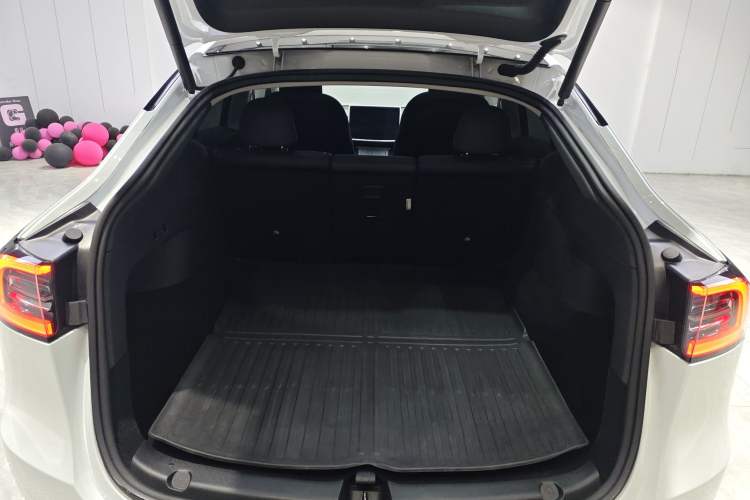 Used Tesla Model Y 2023 Rear-Wheel-Drive Version
