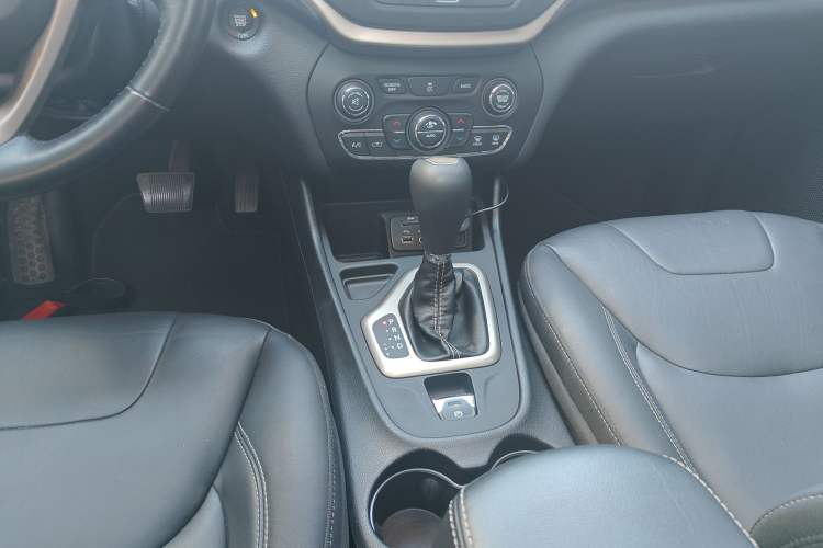 Used Jeep Cherokee 2016 2.0L Superior Edition