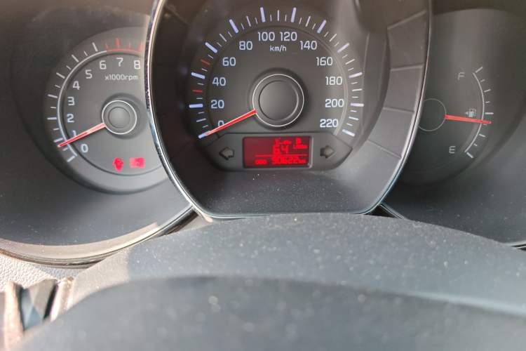 Used Kia K2 2012 Sedan 1.4L MT GLS Commemorative Edition Odometer Close Up