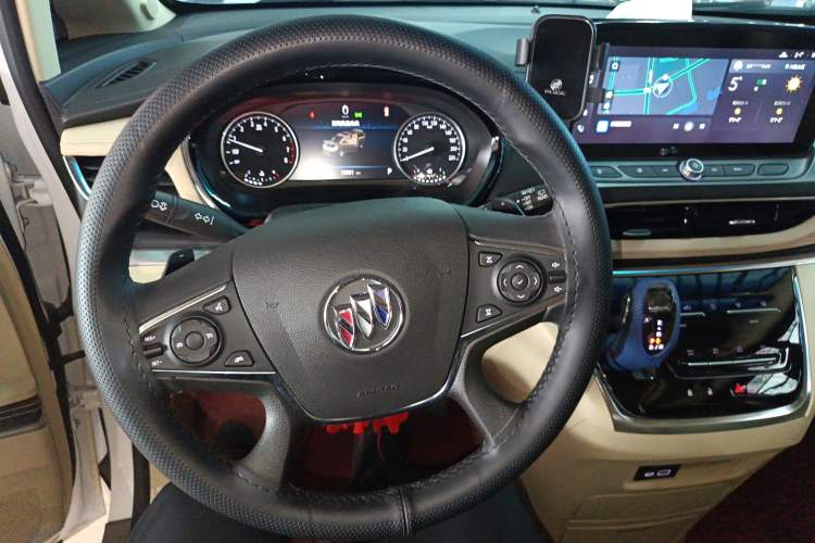 Used Buick GL8 2023 Facelifted Land Cruiser Executive Luxury Version
