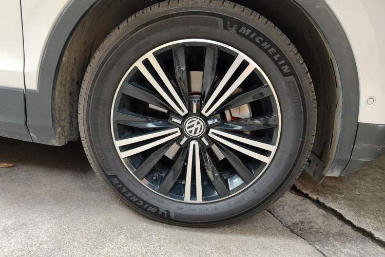 Used Volkswagen Tiguan L 2017 330TSI Automatic Two-Wheel Drive Flagship Edition Right Front Wheel Hub