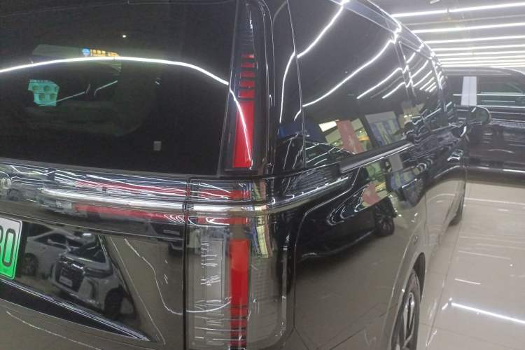 Used Volvo EM90 2025 Ultra Six-Seater
