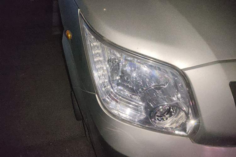 Used Foton Toano 2023 Cummins 2.8T Manual Jixiang Van Extended Wheelbase Mid-Roof Design Rear Dual Tires 3-Seater Configuration
