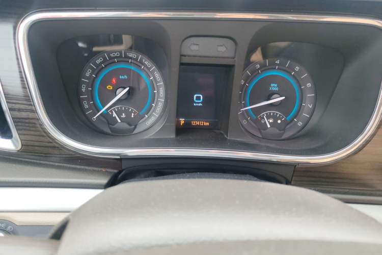 Used Buick GL8 2011 3.0L GT Luxury Business Haoya Edition Odometer Close Up