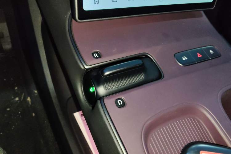 Used Nio ET5 2024 75 kWh Gear Lever