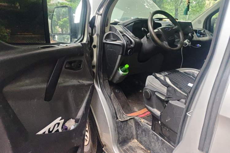 Used Ford Transit 2019 2.0T Diesel Multi-Purpose Commercial Vehicle Mid-Drive Mid-Roof 6-Seater China VI Standard