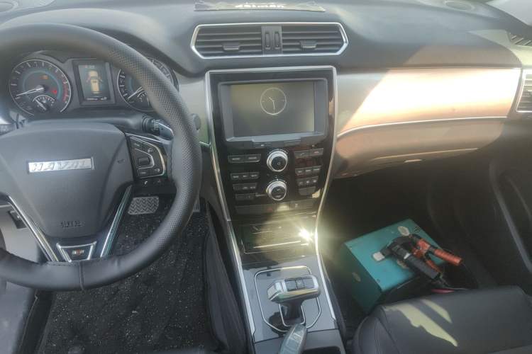 Used Haval H2 2018 Chuanxiang Edition Red Badge 1.5T Dual-Clutch Two-Wheel Drive Fashionable Model
