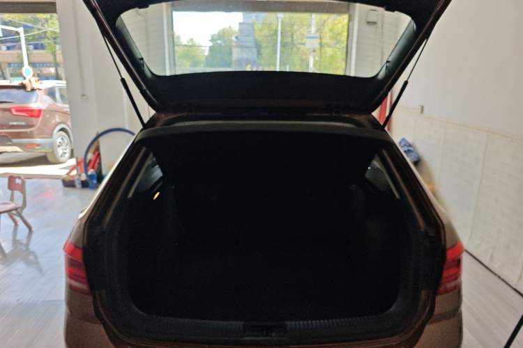 Used Volkswagen Gran Lavida 2015 1.6L Automatic Fashion Edition
