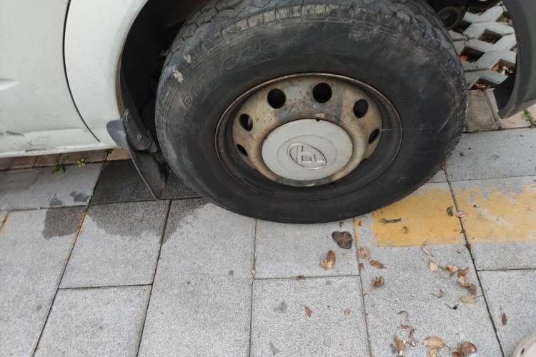 Used SAIC MAXUS Xintu V80 2019 2.5T Classic Version 6-Speed Manual – Aoyuntong Modified Long Wheelbase Mid-Height 7-Seater Right Front Wheel Hub