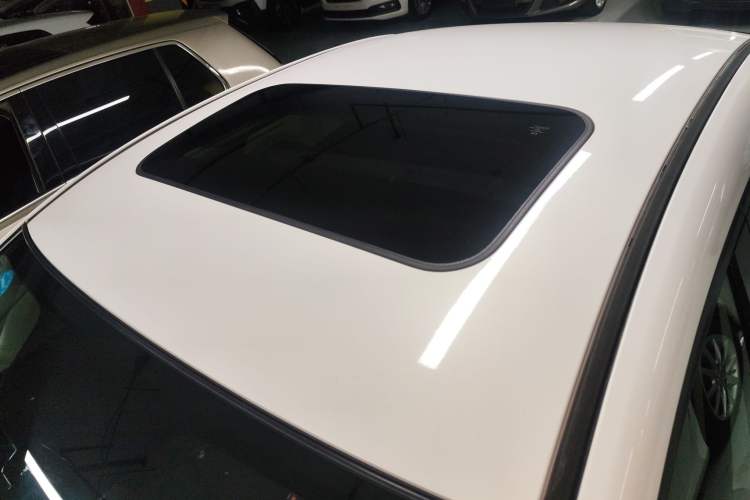 Used Mazda 3 Axela 2014 Sedan 1.5L Automatic Luxury Model Roof