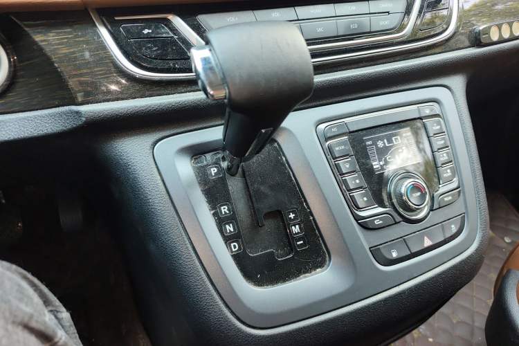 Used SAIC MAXUS G10 2018 PLUS 2.0T Automatic Luxury Executive Edition Gear Lever