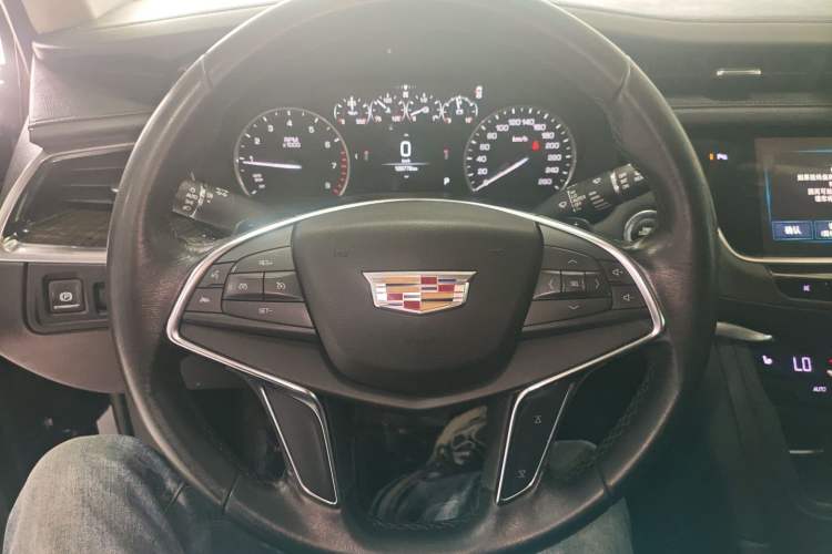 Used Cadillac XT5 2018 25T Luxury Model Steering Wheel