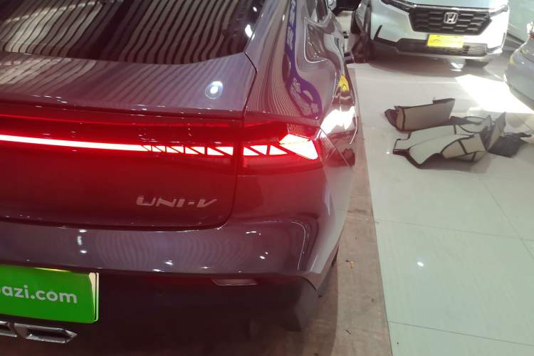 Used Changan UNI-V iDD 2024 Blue Whale Smart Electric iDD 136km ZhiKu Model
