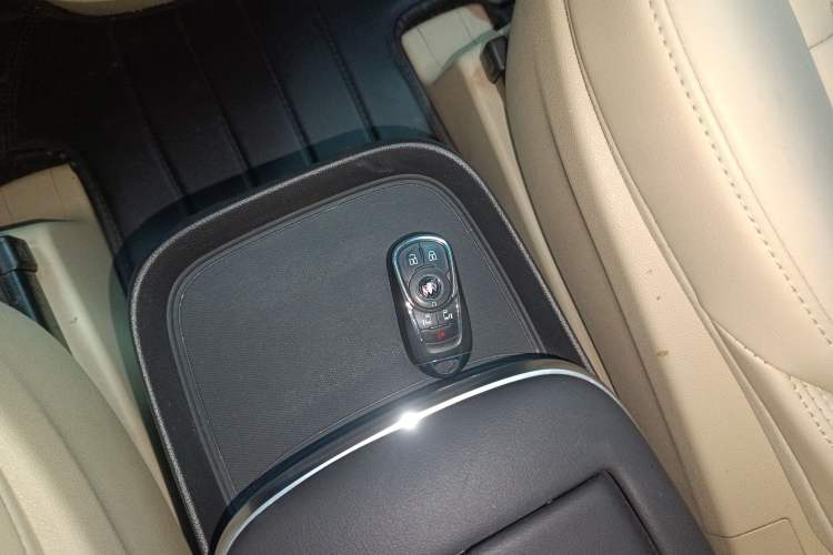 Used Buick GL8 2022 ES Landtrek 653T Luxury Edition