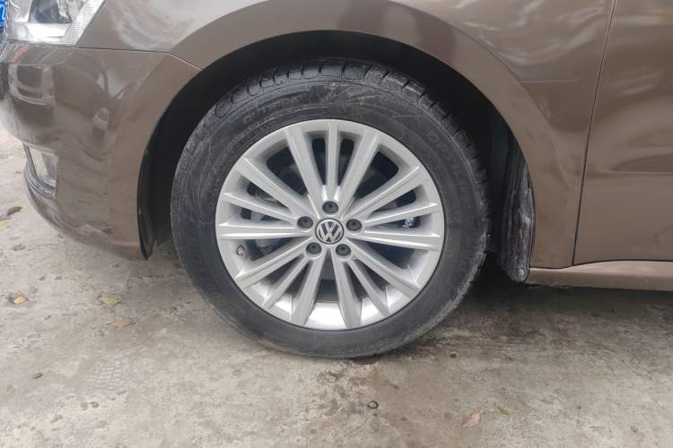 Used Volkswagen Gran Lavida 2013 1.6L Automatic Comfort Model Left Front Wheel Hub