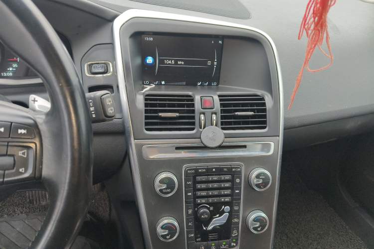 Used Volvo XC60 2015 T5 AWD Smart Drive Edition Audio And AC Panel