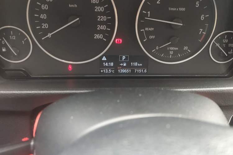 Used BMW 3 Series 2016 320Li Fashion Model Odometer Close Up