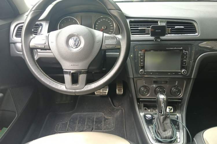 Used Volkswagen Cross Lavida 2014 1.6L Automatic
