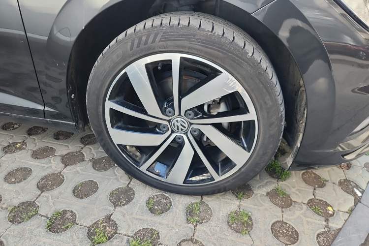 Used Volkswagen Sagitar 2021 280TSI DSG Excellence Edition Right Front Wheel Hub