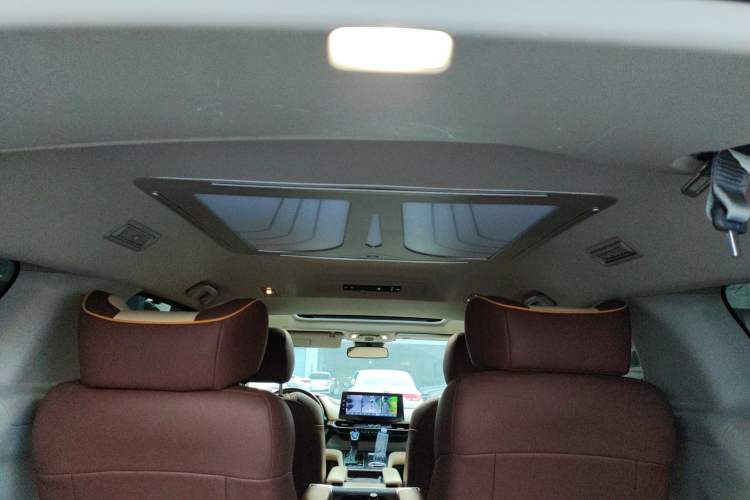 Used Toyota Granvia 2023 2.5L Hybrid Comfort Edition
