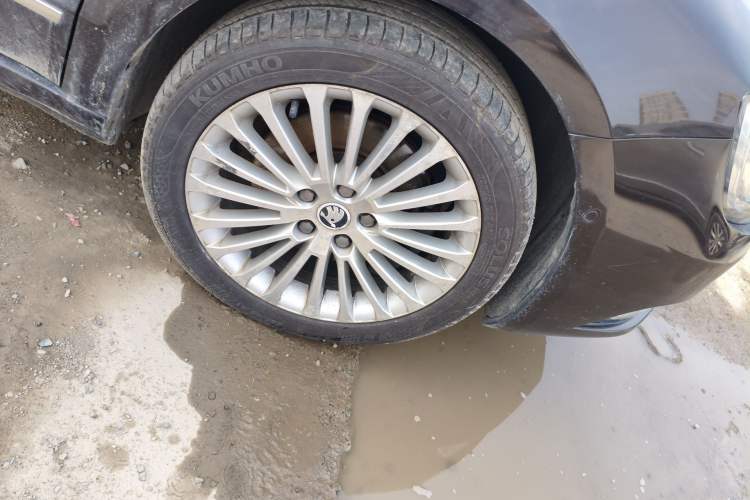 Used Skoda Superb 2013 1.8TSI Automatic Yashi Edition Right Front Wheel Hub