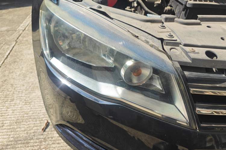 Used Volkswagen Jetta 2013 1.6L Automatic Fashion Model Right Front Headlight