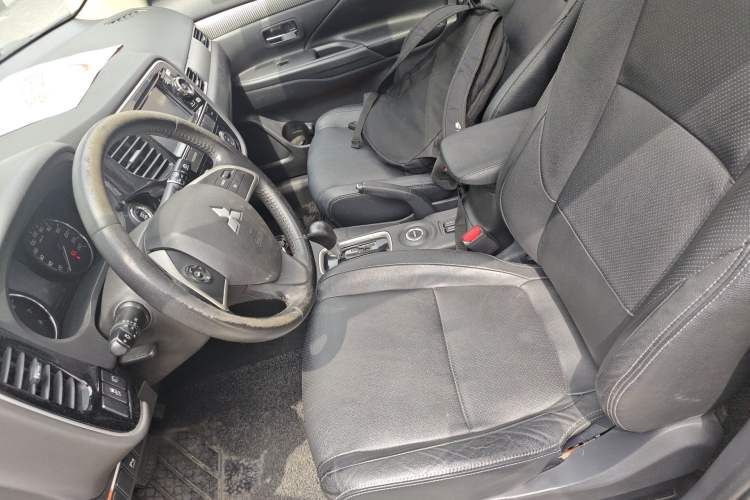 Used Mitsubishi Outlander 2014 2.4L 4x4 Deluxe Value Edition 7 Seats Left Front Seat