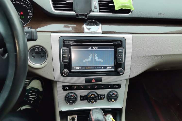 Used Volkswagen Magotan 2015 2.0 TSI Prestige Model Audio And AC Panel