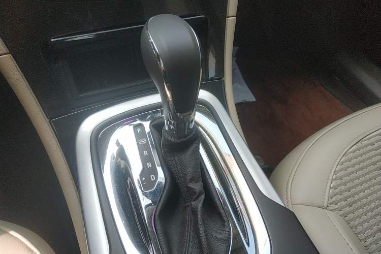 Used Buick Regal 2014 2.0L Leading Fashion Edition Gear Lever