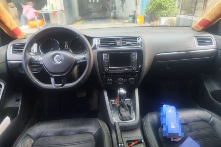 Used Volkswagen Sagitar 2017 230TSI Automatic Luxury Edition Center Console