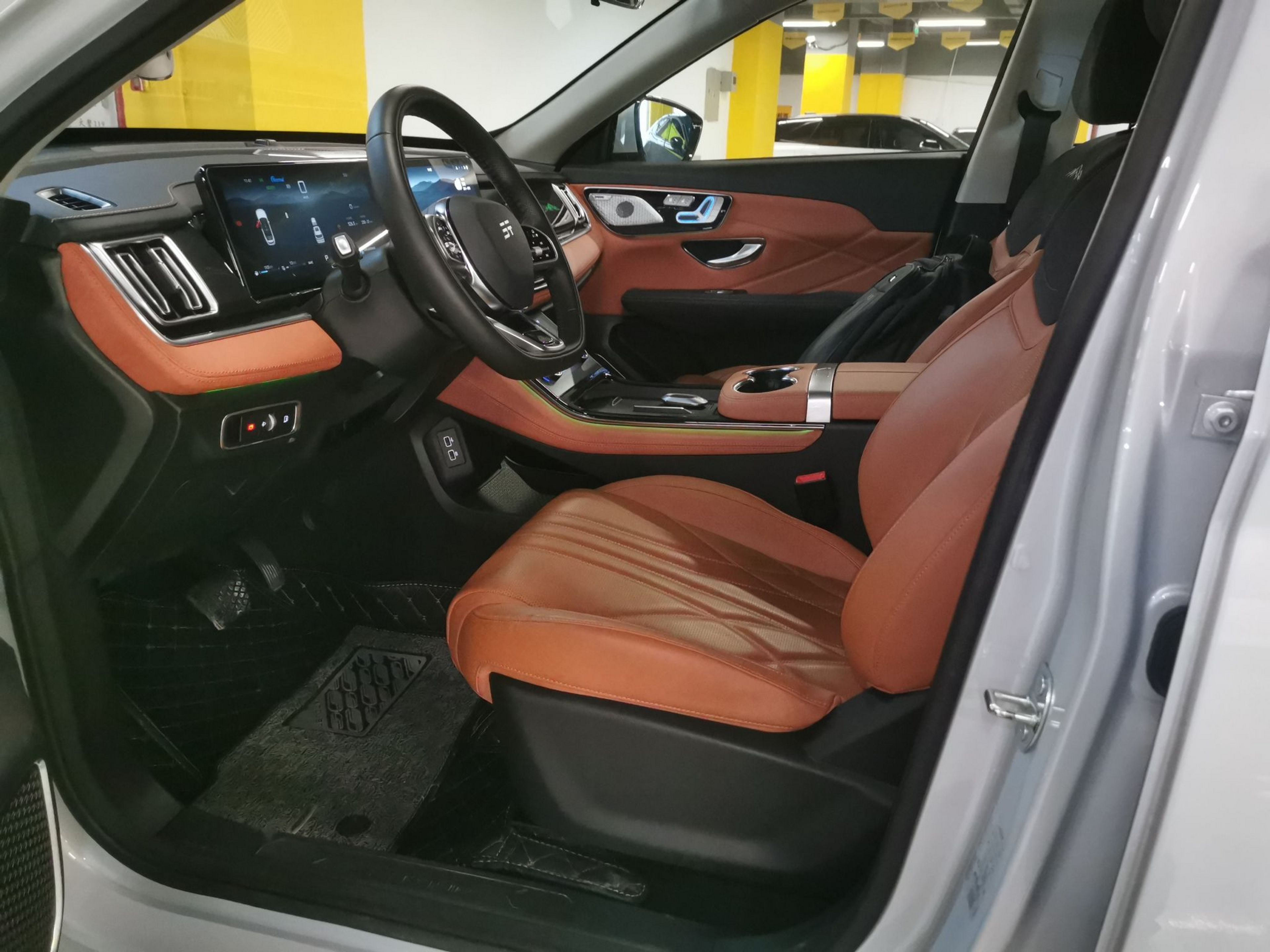 المقاعد الأمامية داخل السيارة