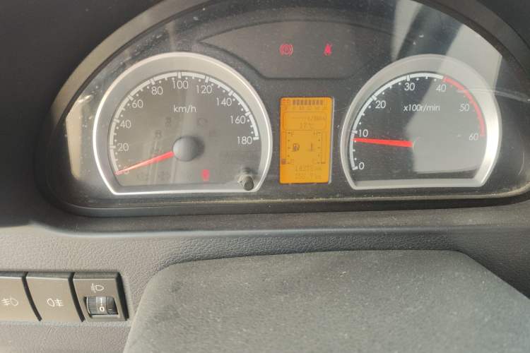 Used Dongfeng Yufeng 2021 2.0T Rear-Drive Logistics Vehicle Short Wheelbase Mid-Roof 5-9 Seaters China VI Standard D20