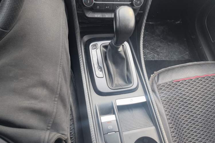 Used JMC Yusheng S330 2016 1.5L GTDi Automatic Two-Wheel Drive Fashion Edition Gear Lever