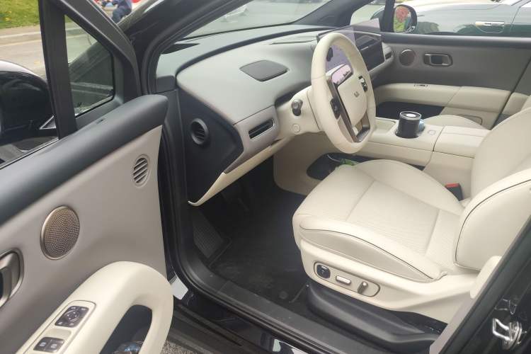 Used Li Auto i6 2025 Model Two-Wheel-Drive Standard Type
