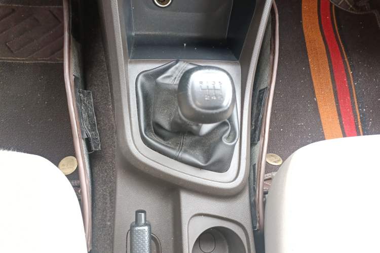 Used Wuling Hongguang V 2022 1.5L Jingqu Edition Enclosed-Window Vehicle with Hydraulic Power Steering LAR