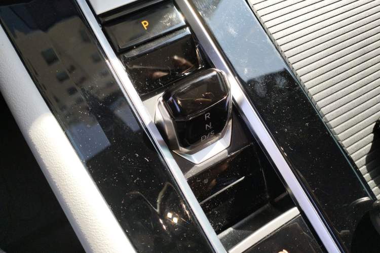 Used Volkswagen Teramont 2024 530 V6 All-Wheel-Drive Dragon Edition Gear Lever