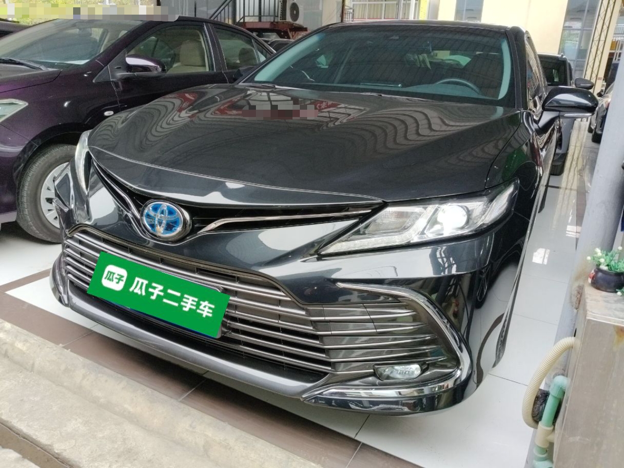 تحت مقدمة السيارة