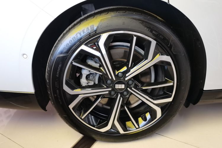 Used Geely Galaxy E8 2025 700 km Long-Range Intelligent Driving Version Right Rear Wheel Hub