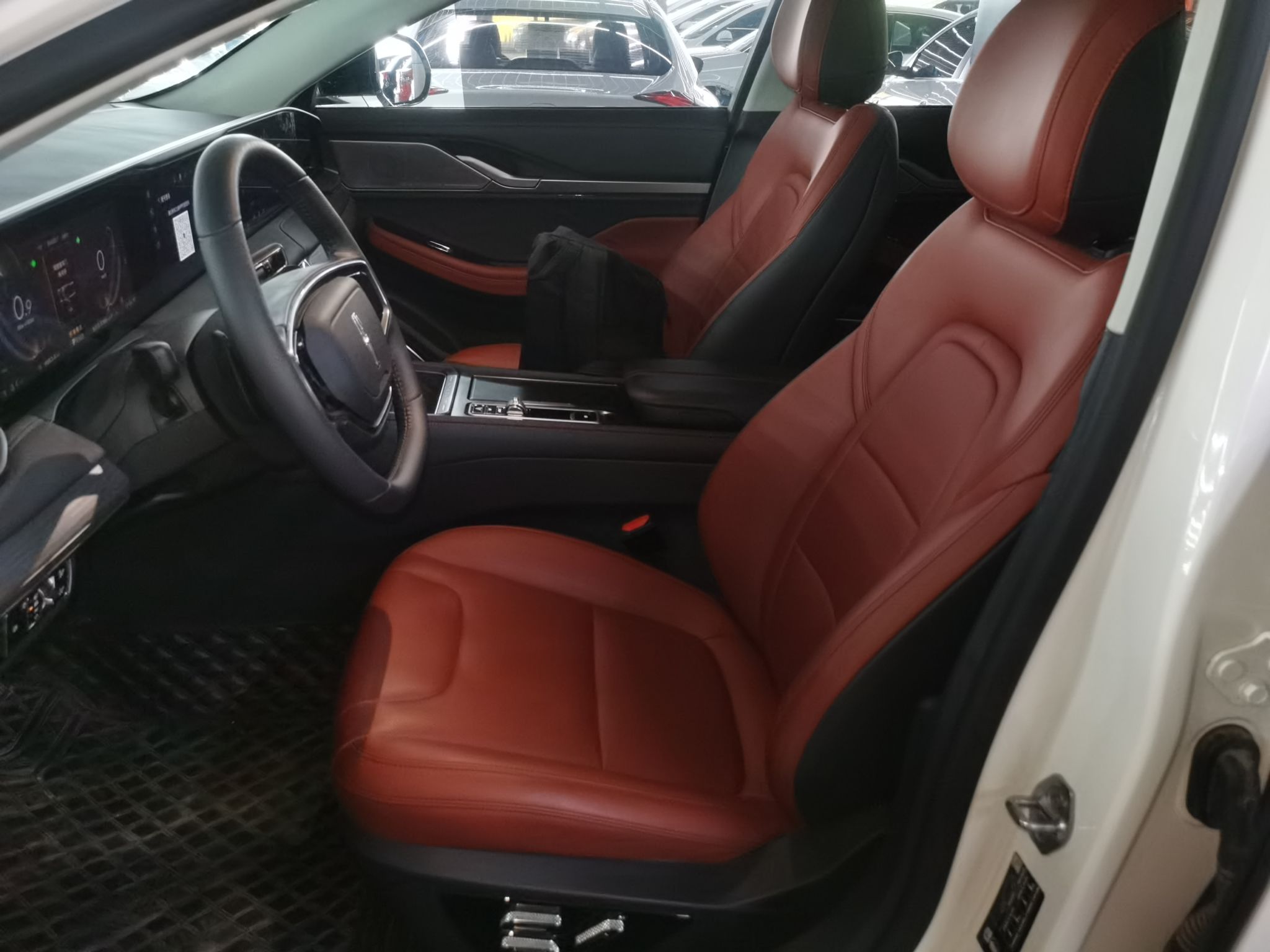 المقاعد الأمامية داخل السيارة