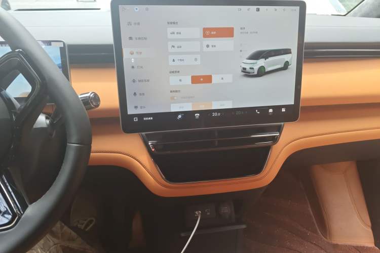 Used Geely Galaxy LEVC L380 2025 805 km Flagship Version All-Wheel Drive Audio And AC Panel