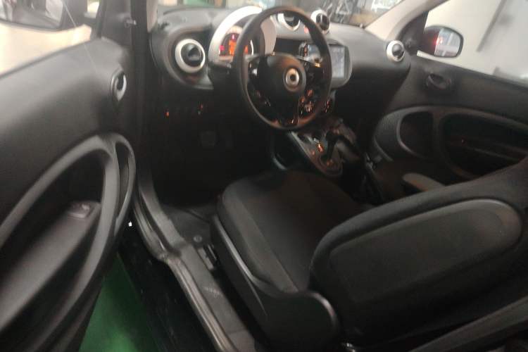 Used smart fortwo 2015 1.0L 52 kW hardtop Dynamic version