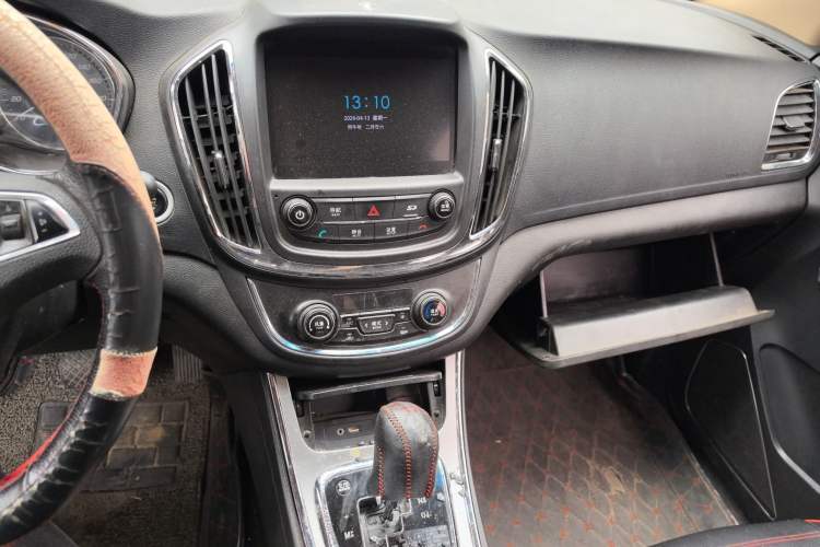 Used Baojun 560 2016 1.8L iAMT Luxury Model Audio And AC Panel