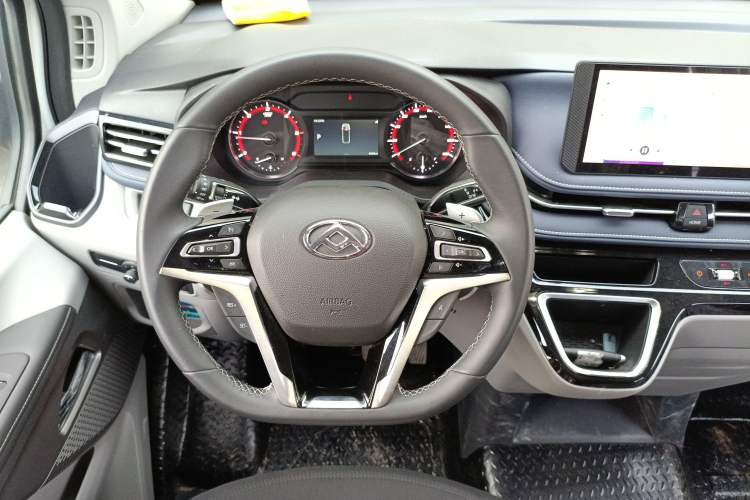 Used SAIC MAXUS Xintu V70 2023 2.0T Elite Edition Automatic Long Wheelbase Mid-Height 6/7 Seats Steering Wheel