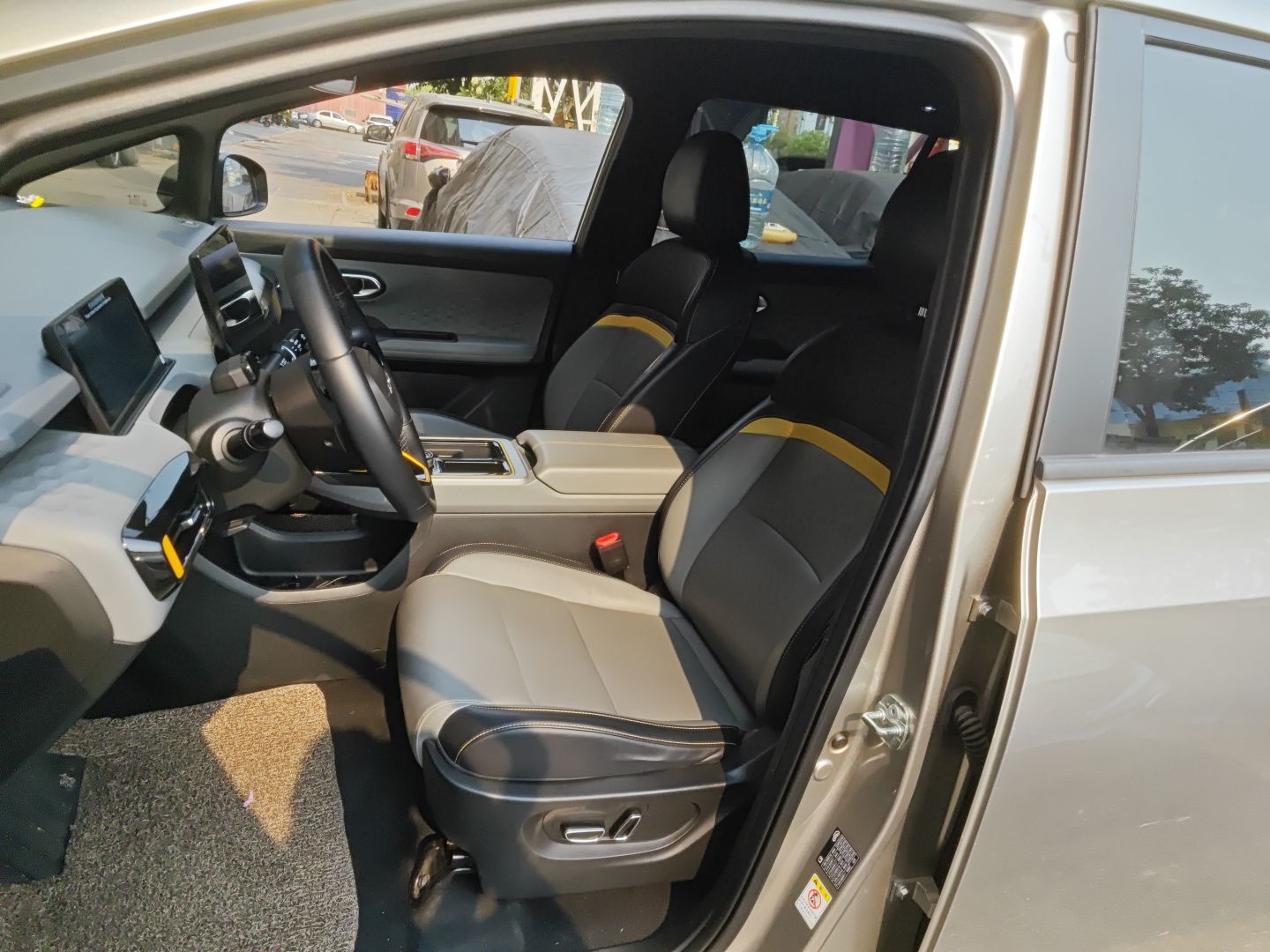 Переднее сиденье в автомобиле