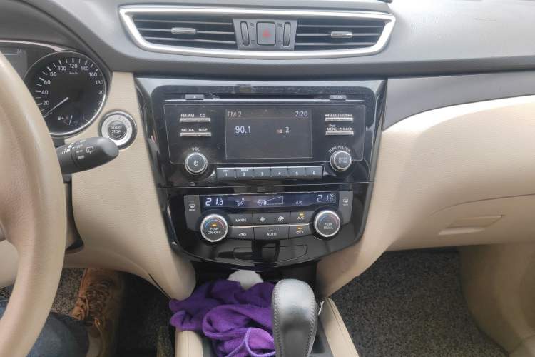 Used Nissan X-Trail 2014 2.0L CVT Comfort Edition 2WD Audio And AC Panel