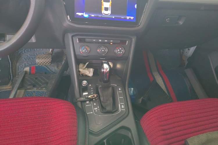 Used Volkswagen Tiguan L 2017 330TSI Automatic Two-Wheel Drive Luxury Edition Gear Lever