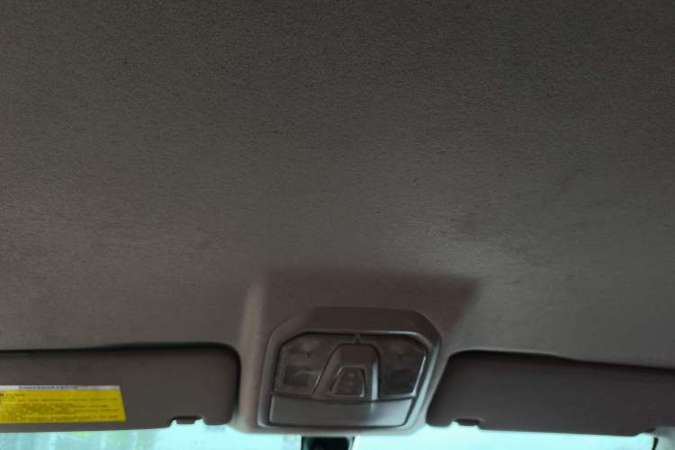 Used SAIC MAXUS T70 2019 2.0T Diesel Automatic Two-Wheel Drive Comfort Edition with Long Bed and High Ground Clearance